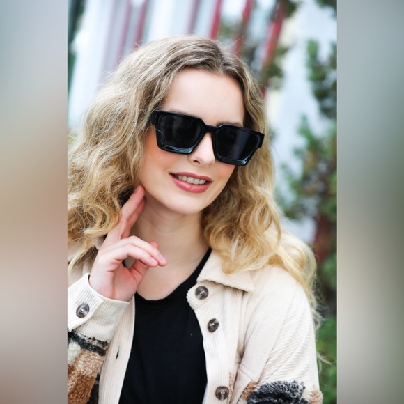 Black Thick Frame Rectangle Sunglasses - Picture 3 of 7